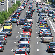 Auto's in de file tijdens druk verkeer op autosnelweg tijdens de vakantie in de zomer, België


